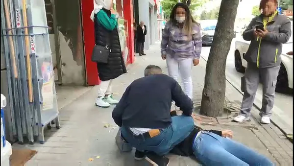 1634299352938.jpg Eskişehir'de sokak ortasında kadına şiddet! Tekme ve yumruklarla yere serdi-4