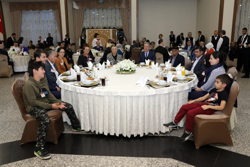 Bakan Akar ve komutanlardan şehit aileleri ile iftar - 1