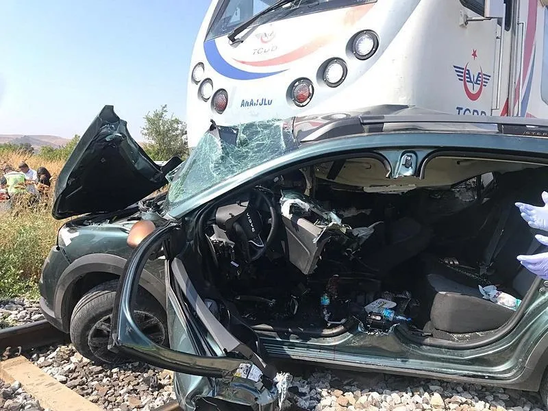 İzmir'de feci kaza! Hemzemin geçitte yolcu treni otomobile çarptı aynı aileden 3 kişi öldü-2