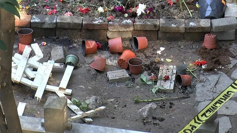 Mattia Ahmet Minguzzi'nin Bakırköy'deki mezarı tahrip edilip, çevresine zarar verildi. (DHA)