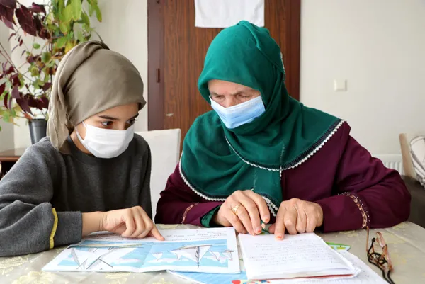 van-edremite-yasayan-60-yasindaki-asli-imre-cocuklarindan-3u-doktor-4u-ogretmen-biri-muhendis-biri-hemsire-olduktan-sonra-okuma-yazma-ogrenmeye-baslad-1609230244808.jpg Van'da oğlu paylaştı yüz binlerce beğeni aldı! Sosyal medya bu anneyi konuşuyor-16