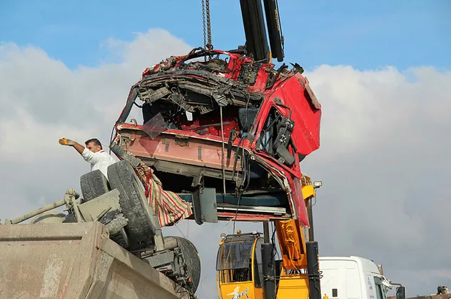 İstanbul'da korkunç kaza! Belediye otobüsüne çarpan hafriyat kamyonu şarampole uçtu