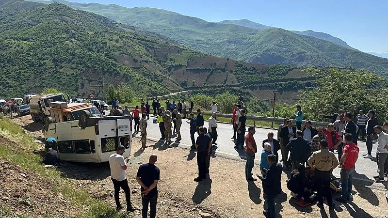 Hakkari'de öğrenci servisi devrildi (AA)
