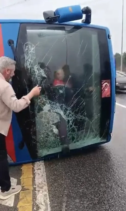 kemerburgazda-cezaevi-araci-devrildi-2si-agir-19-yarali-1769700271616.jpeg Kemerburgaz'da cezaevi aracı devrildi: 2'si ağır 19 yaralı-4