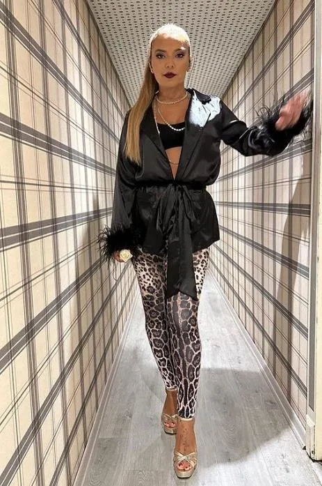 kiracisi-demet-akalini-cildirtti-adamin-ukalaligina-bak-diyerek-canli-yayinda-isyan-etti-5-bin-tl-karsiliginda-1713994238167.jpeg Kiracısı Demet Akalın'ı çıldırttı! "Adamın ukalalığına bak" diyerek canlı yayında isyan etti! 5 bin TL karşılığında...-4