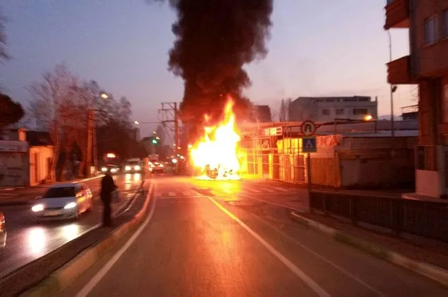 Son dakika: Bursa'da özel halk otobüsü alev alev yandı