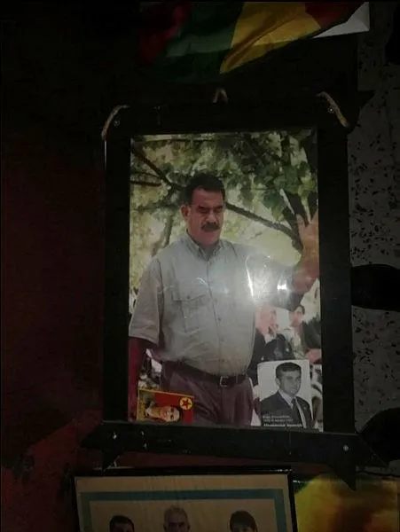 SON DAKİKA: HDP il binasında terör örgütü PKK paçavraları ele geçirildi-1