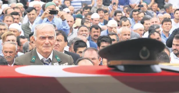 Şehit Binbaşı Zafer Akkuş’un babası Emekli başçavuş Rüştü Akkuş oğluna üniformasını giyerek veda etti