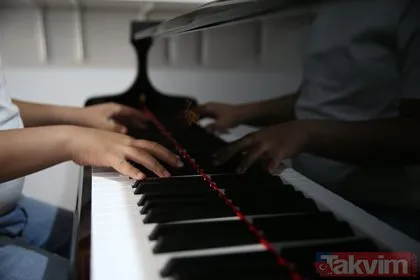 Doğuştan görme engelli Kusursuz kulak Bager, Başkan Erdoğan’ın gönderdiği piyanoyla kendi bestelerini çalmanın mutluluğunu yaşıyor