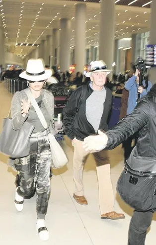 Yıldız yağmuru! Catherine Zeta-Jones ve eşi Michael Douglas tatil için İstanbul'a geldi