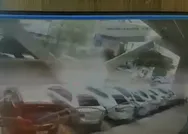 İzmirdeki depremde, beton blokların araçların üzerine düşme anları böyle görüntülendi