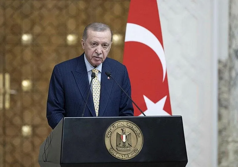 Başkan Recep Tayyip Erdoğan, resmi temaslarda bulunmak üzere geldiği Mısır'ın başkenti Kahire'de, Mısır Cumhurbaşkanı Abdulfettah es-Sisi ile İttihadiye Sarayı'nda baş başa ve heyetler arası görüşmenin ardından ortak basın toplantısı düzenledi. (14 Şubat 2024)