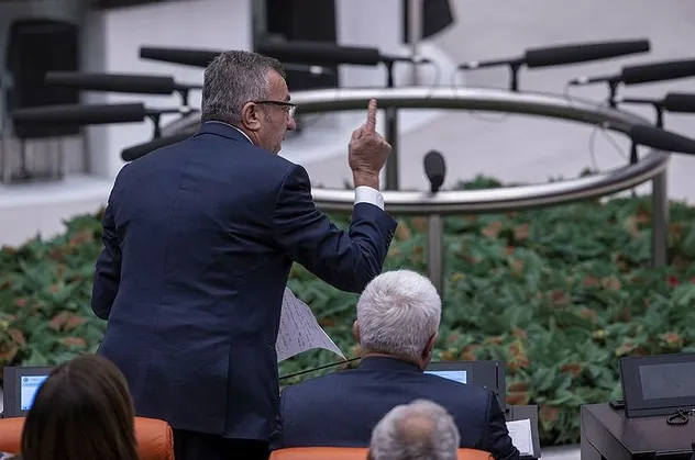 Yalan ve algı operasyonu yapamayacağını anlayan CHP ve HDP TBMM'yi sabote ediyor! Kürsüde çekiçli skandal