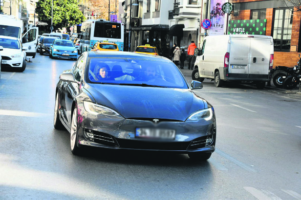 Çapkın iş adamı Harun Tan iş başında! Ezgi Ece Gürkan adlı genç kızla...