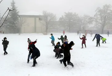 İstanbul’da eğitime ara: Okullar bugün tatil edildi | Uyarılar peş peşe geldi saat verildi