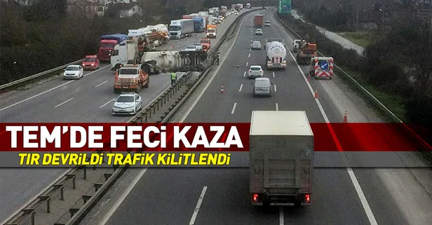 TEM'de feci kaza! Tanker devrildi trafik kilitlendi