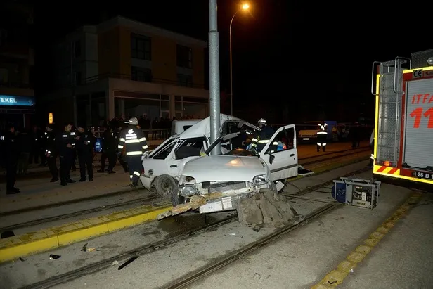 Son dakika: Eskişehir'de trafik kazası: Otomobil ikiye bölündü-2