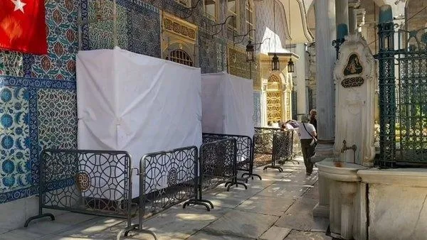 eyup-sultan-turbesine-cekicli-saldiri-saldirgan-yakalandi-1659951485465.jpeg Eyüp Sultan Türbesi'ne çekiçli saldırı! Saldırgan yakalandı-1