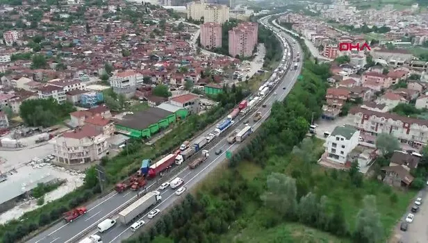 TEM'de feci kaza! TIR, kamyona çarptı; Ankara yönü ulaşıma kapandı.