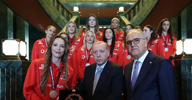Başkan Erdoğan Dünya Şampiyonası'nda gümüş madalya kazanan A Milli Kadın Voleybol Takımı'nı kabul etti