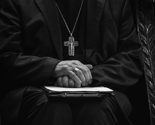 Papaya yakın piskopos hakkında taciz suçlamasıyla uluslararası yakalama talebi