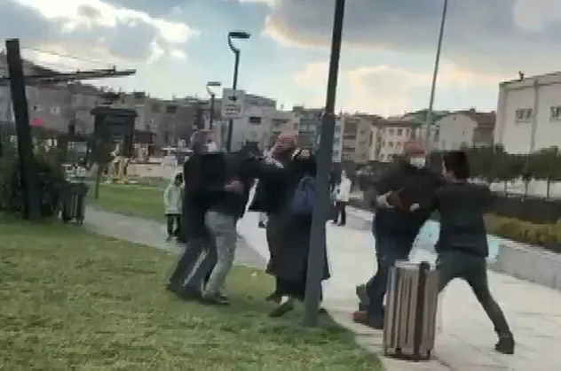 Kavgayı ayırmak isteyen kadın hayatının şokunu yaşadı