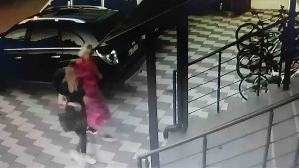 kendini-barbie-bebek-olarak-tanitti-hirsiz-cikti-teyzesiyle-kameralara-boyle-yakalandi-1691762065369.jpeg Kendini Barbie Bebek olarak tanıttı! Hırsız çıktı! Teyzesiyle kameralara böyle yakalandı-3