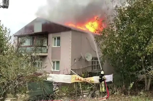 Üsküdar'da korkutan yangın! Alevler bir anda binayı sardı