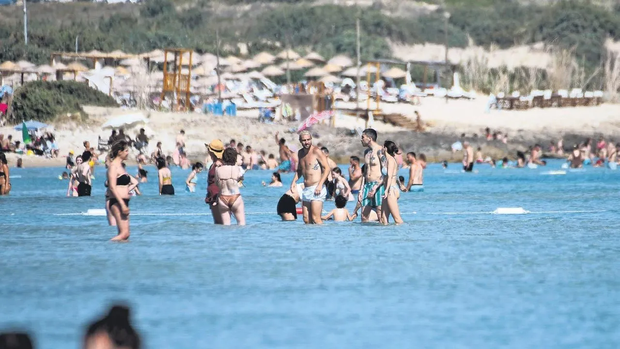 Çeşme’de ünlü akını! Plajda ortaya renkli görüntüler çıktı!