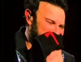 Tarkan’ın gözyaşlarına boğulduğu an! Annesini kaybettikten sonra ilk kez sahnede! En sevdiği şarkıyı söyledi