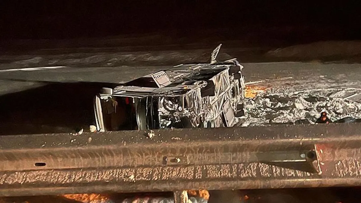 Erzurum'da yolcu otobüsü devrildi: Çok sayıda yaralı var