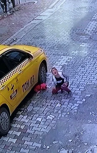 İstanbul'da çok acı olay! 4 yaşındaki çocuk taksinin altında kaldı, abisi baygınlık geçirdi