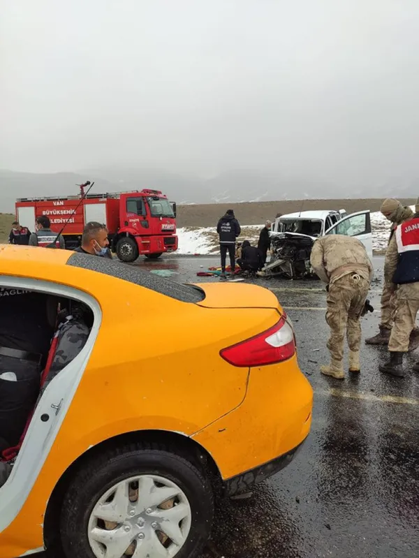 son-dakika-katliam-gibi-kaza-3-olu-7-yarali-1612530426829.jpg SON DAKİKA: Katliam gibi kaza! 3 ölü 7 yaralı-2