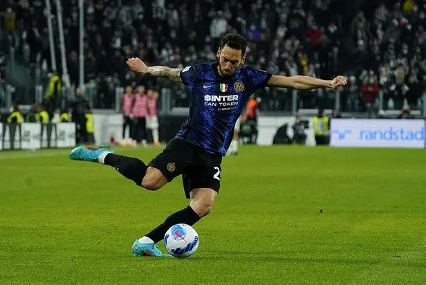 İnter'de forma giyen milli futbolcu Hakan Çalhanoğlu attığı golle Juventus'un 16 maçlık serisine son verdi!-3