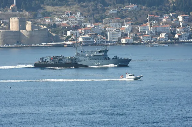Alman savaş gemisi Çanakkale Boğazı'ndan geçti
