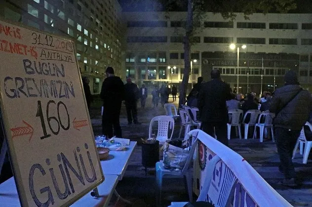 CHP'li Antalya Büyükşehir Belediyesi önündeki işçiler yeni yıla grevde giriyorlar!