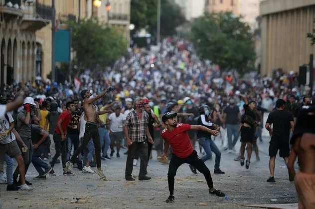 Lübnan'da tansiyon düşmüyor! Beyrut'ta güvenlik güçlerinden protestoculara müdahale