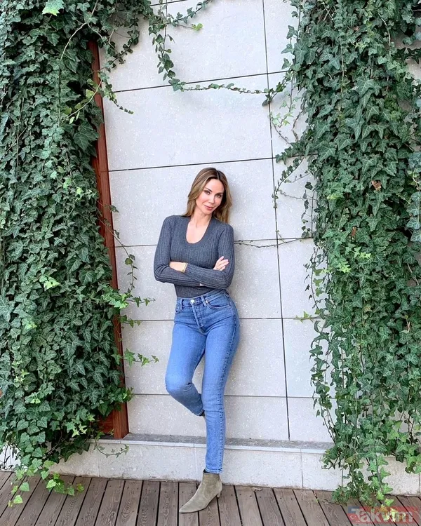 44 yaşındaki Demet Şener amuda kalktı! O anlar sosyal medyayı resmen salladı! Gören "kim der iki çocuk annesi" demeden edemedi - 1