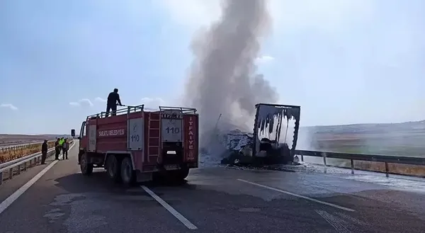 Son dakika: Aksaray'da elyaf yüklü TIR alev aldı-1