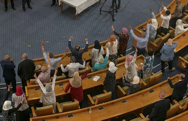 tunus-meclis-baskani-rasid-el-gannusi-yeniden-guvenoyu-aldi-devrim-ve-mesruiyet-kazanacak-1596122241726.jpg Tunus Meclis Başkanı Raşid el-Gannuşi yeniden güvenoyu aldı: Devrim ve meşruiyet kazanacak-2