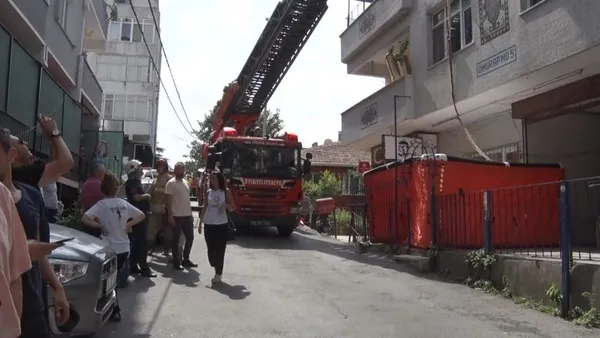 istanbulda-evde-kilitli-kalan-kadin-bez-parcalarini-baglayarak-2-kattan-asagiya-inmek-istedi-1661411315729.jpg İstanbul'da evde kilitli kalan kadın bez parçalarını bağlayarak 2. kattan aşağıya inmek istedi-7