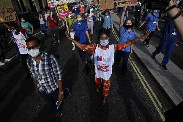 ingiliz-saglik-calisanlari-sokaklara-dokuldu-zam-talebiyle-hukumete-protesto-1596050270360.jpeg İngiliz sağlık çalışanları sokaklara döküldü! Zam talebiyle hükümete protesto...-4