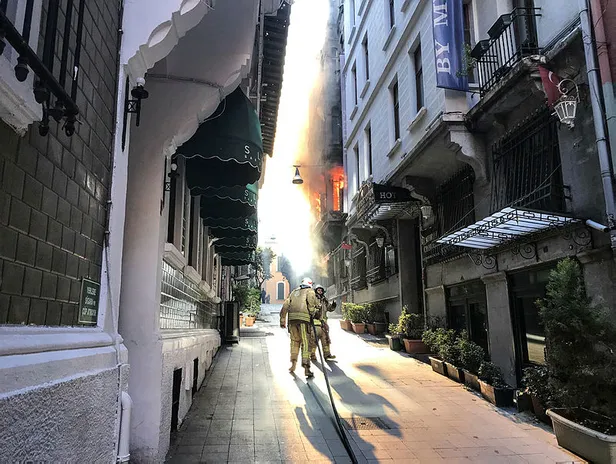 Beyoğlu'nda korkutan yangın! Mahsur kalanlardan acı haber-1