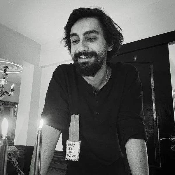 umutlari-bitiren-capkinlik-adi-demet-ozdemir-ile-anilan-umut-evirgen-gizemli-sevgilisiyle-fena-yakalandi-1684532137848.jpeg 'Umut'ları bitiren çapkınlık: Adı Demet Özdemir ile anılan Umut Evirgen gizemli sevgilisiyle fena yakalandı!-2