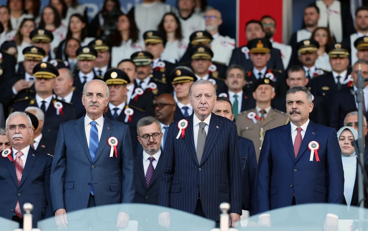 polis-akademisinde-mezuniyet-heyecani-emniyete-13-bin-610-yeni-nefer-15-temmuz-sehitleri-unutulmadi-1782410404548.jpeg Polis Akademisi’nde mezuniyet heyecanı! Emniyet’e 13 bin 610 yeni nefer: 15 Temmuz şehitleri unutulmadı-2