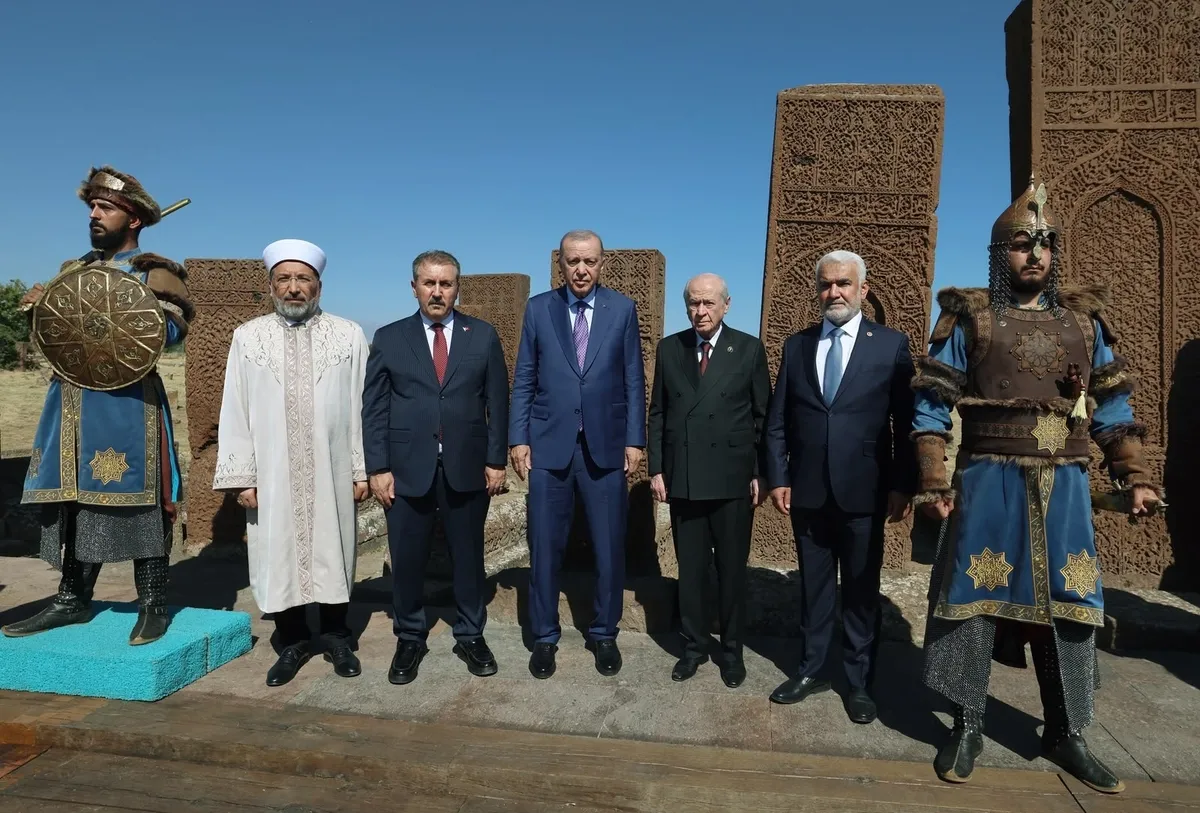baskan-erdogan-ve-bahceli-ahlatta-selcuklu-kabristaninda-1787660644675.jpeg Başkan Erdoğan ve Bahçeli Ahlat'ta Selçuklu Kabristanı'nda... Şehide dua gaziye selam-4