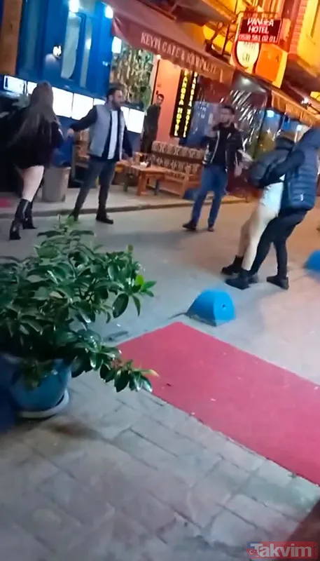 Taksim'de alkollü iki kadın birbirine girdi: Kavga anı kamerada - 3