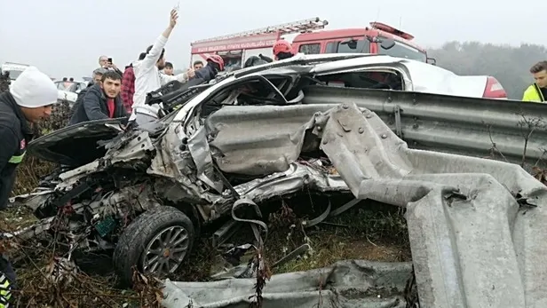 Otomobil bariyere ok gibi saplandı! Nişanlı çift akılalmaz kazadan yaralı kurtuldu-2