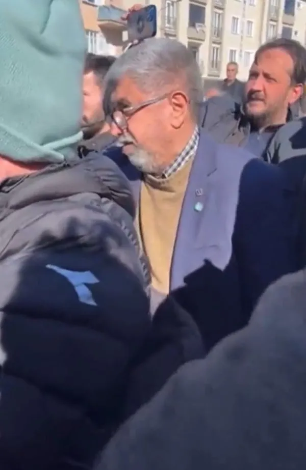 enkaz-uzerinde-miting-yapan-iyi-partinin-devlet-yok-provokasyonu-malatyada-bozguna-ugradi-kurguyu-yaptilar-roz-1676327259643.jpg Enkaz üzerinde miting yapan İYİ Parti'nin 'Devlet yok' provokasyonu Malatya'da bozguna uğradı! Kurguyu yaptılar rozeti çıkarmayı unuttular-4