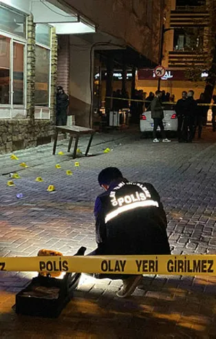 İstanbul'da sokak ortasında silahlı çatışma! Ortalık savaş alanına döndü: 3 yaralı